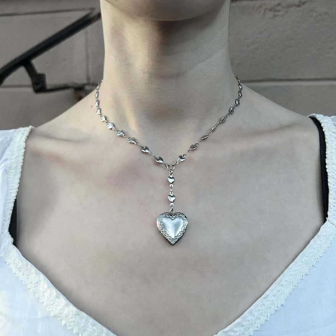 Heart Locket Necklace Photo - Kalp Madalyonlu Tespih Kolye • Zarif